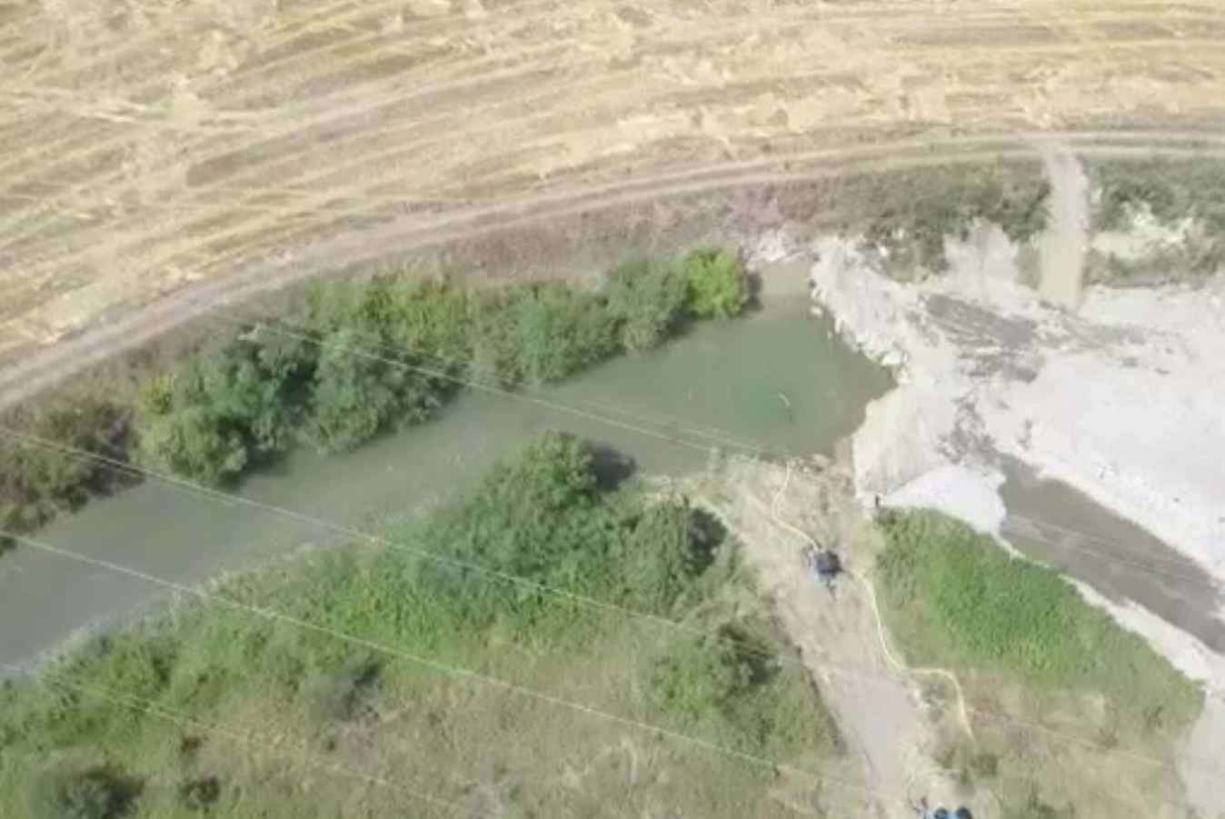 E scandal pe apă în mai multe localități. Un fermier și-a făcut baraj privat, altul a pus lacătul pe stăvilar