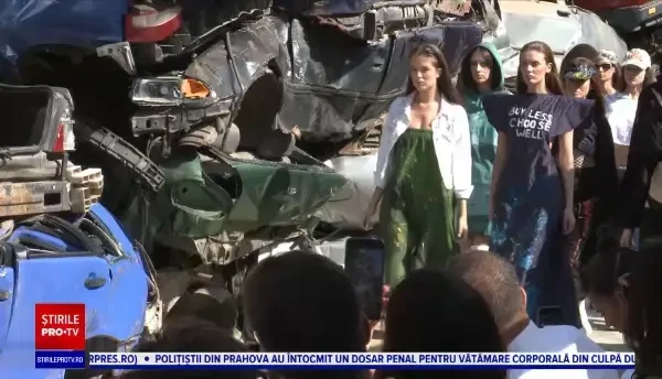 Festival de modă inedit la Sibiu. Modelele au defilat printr-un cimitir de mașini și într-o fabrică de făină