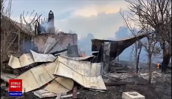 Weekend de foc: Șapte case din Dolj au fost cuprinse de un incendiu pornit de la candele aprinse în cimitir