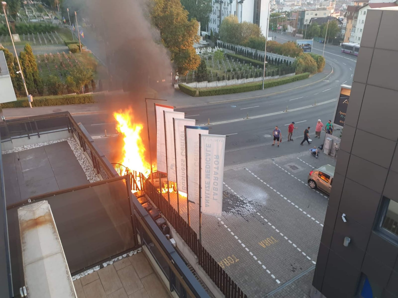 O mașină a ars ca o torță în Cluj Napoca, după ce a lovit o conductă de gaz. VIDEO