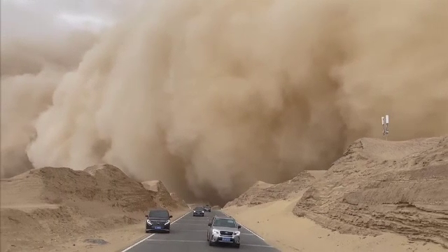 Tsunami de nisip în China. Oamenii au gonit disperați peste 100 de kilometri, dar tot au fost prinși