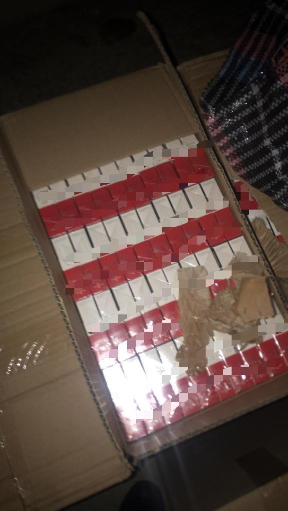 Accident cu final neașteptat. 3.000 de pachete de țigări de contrabandă, descoperite într-o mașină