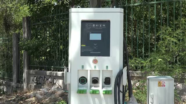 15 stații de încărcare pentru mașinile electrice, nefuncționale, în Galați. Muncitorii au aruncat codurile de activare