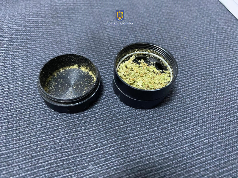 Tânăr din satul Drogu, prins cu droguri la vânzare. Culmea ironiei, în Brăila