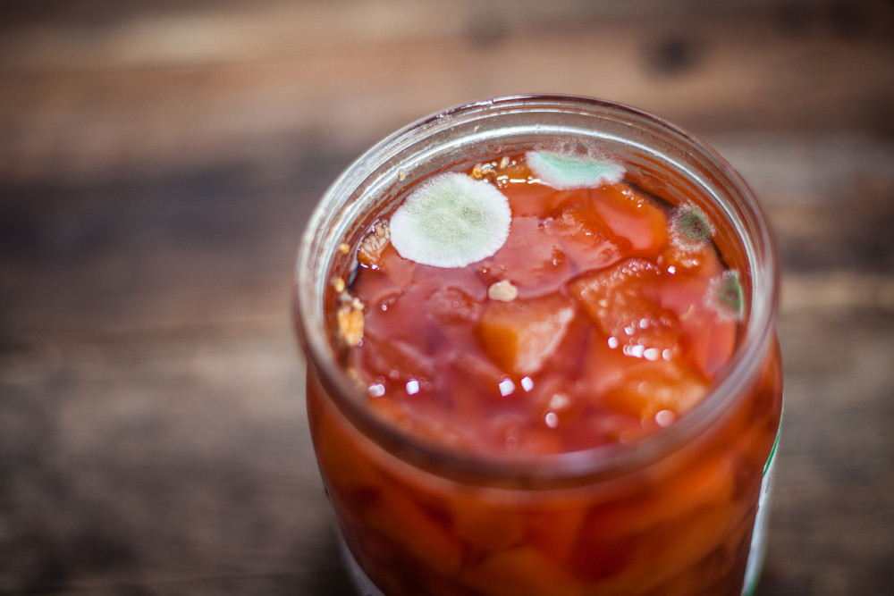 Copil din Suceava, la un pas de moarte după ce s-a infectat cu toxina botulimică. Provoacă o boală rară, dar extrem de gravă