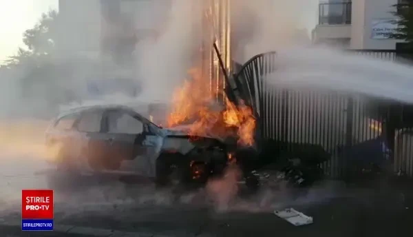 O mașină a ars ca o torță în Cluj Napoca, după ce a lovit o conductă