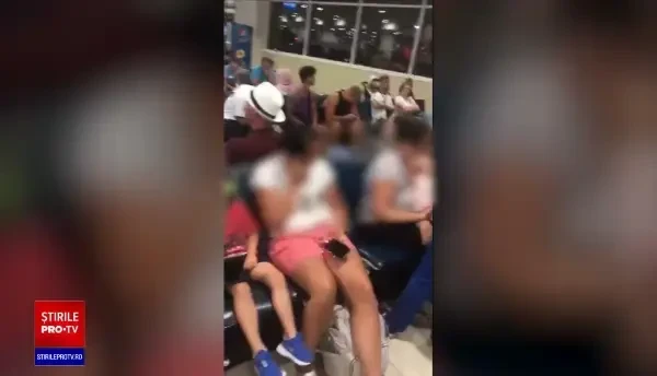 Mărturiile pasagerilor care au așteptat nu mai puțin de 20 de ore ca să revină din vacanță. „Curgea ceva negru de la motor”