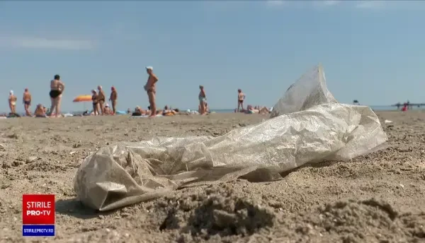 Plajele sunt pline de deșeuri de plastic. Turiștii le aruncă, patronii sunt amendați. În final, ajung în farfuria noastră