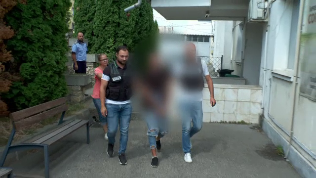 Un băiat de 18 ani din Pitești a tâlhărit un om al străzii: I-a furat telefonul, 65 de lei și pantofii