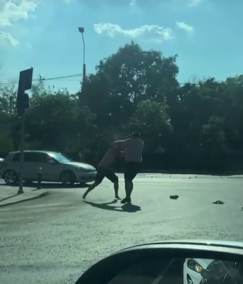Bătaie în trafic în București. Doi șoferi și-au împărțit pumni și picioare printre mașini. VIDEO
