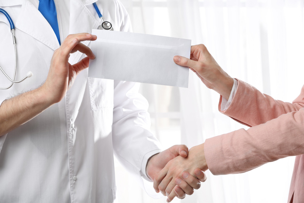 Eurobarometru: România are cei mai mulți medici șpăgari din UE