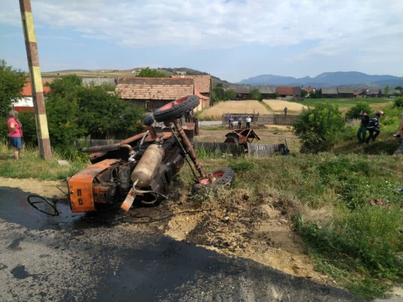 Un bărbat a murit, după ce un tren a lovit tractorul în care se afla, în Harghita