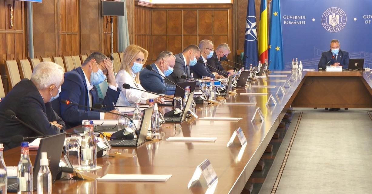 Ședință de Guvern cu măștile pe față. Premierul și miniștrii au purtat măști chiar dacă nu sunt obligatorii. VIDEO
