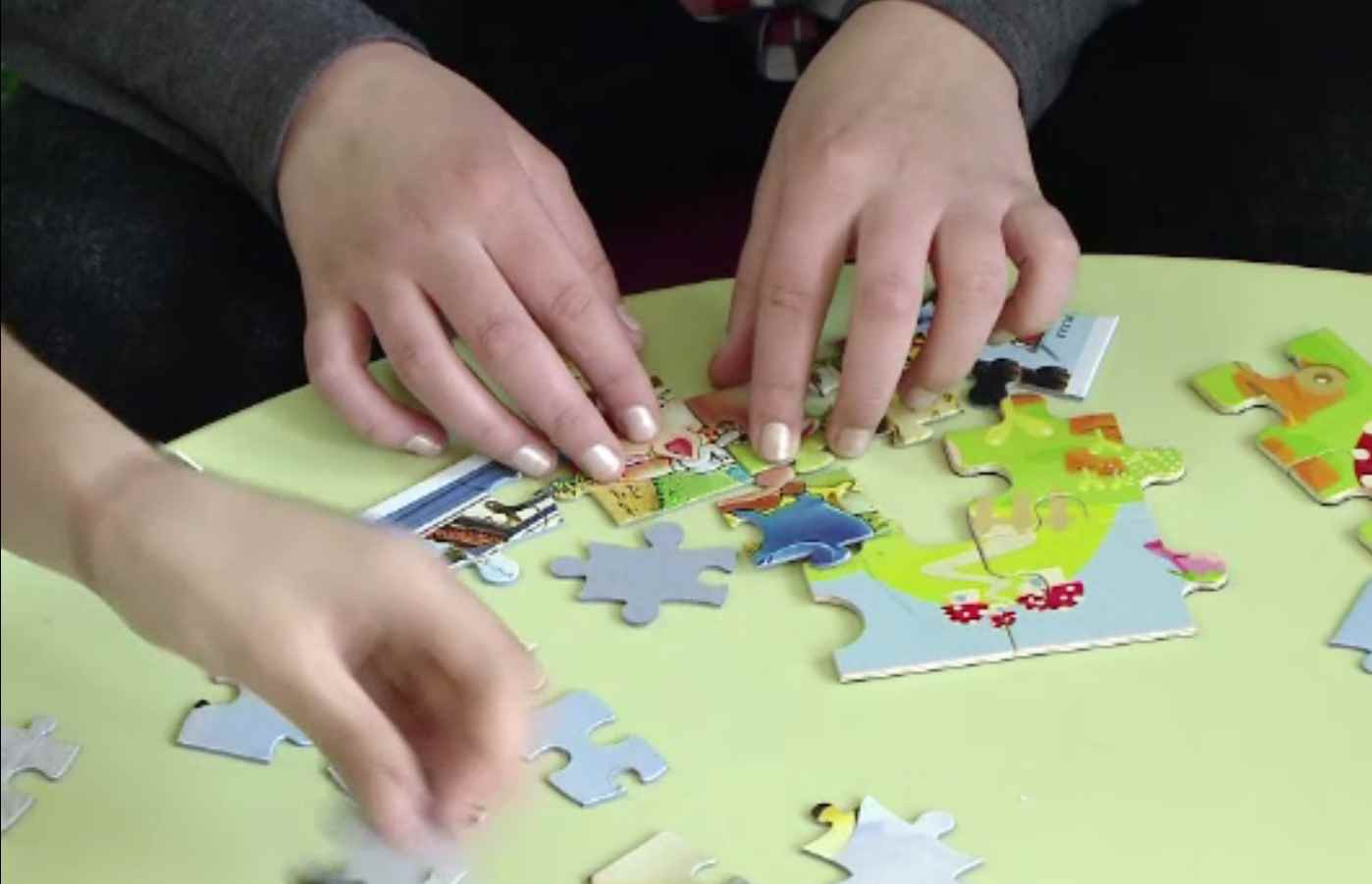 Copilă de 8 ani, violată luni întregi de unchiul și de vărul ei. Au fost arestați după ce fata și-a făcut curaj și a povestit