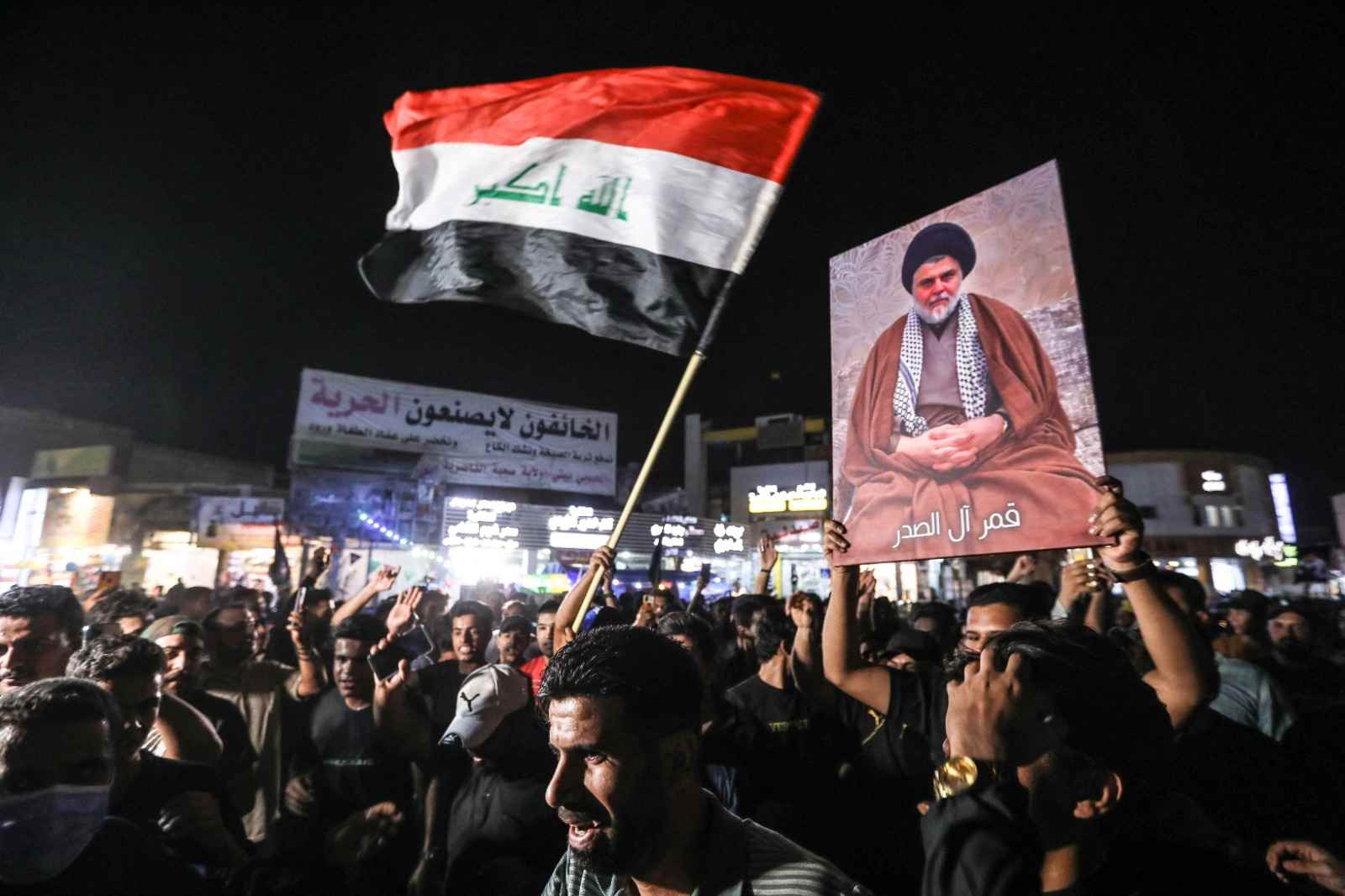 Sute de irakieni furioși au luat cu asalt Parlamentul din Bagdad. Poliția a folosit gazele lacrimogene