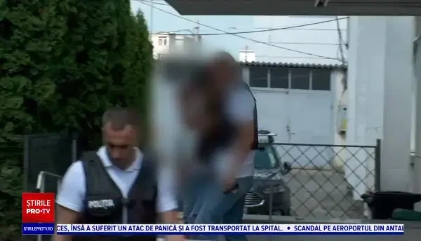 Un băiat de 18 ani din Pitești a tâlhărit un om al străzii: I-a furat telefonul, 65 de lei și pantofii