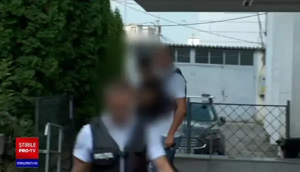 Individ de 18 ani din Pitești, arestat preventiv pentru tâlhărie. A furat singura încălțăminte a unui om al străzii