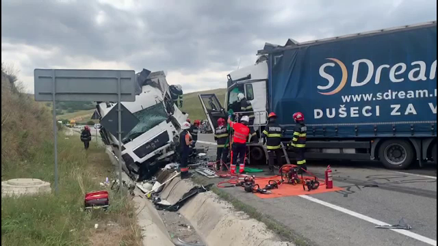 Accident grav în Cluj. Un TIR a lovit o mașină, care a fost apoi izbită de alt camion pe contrasens