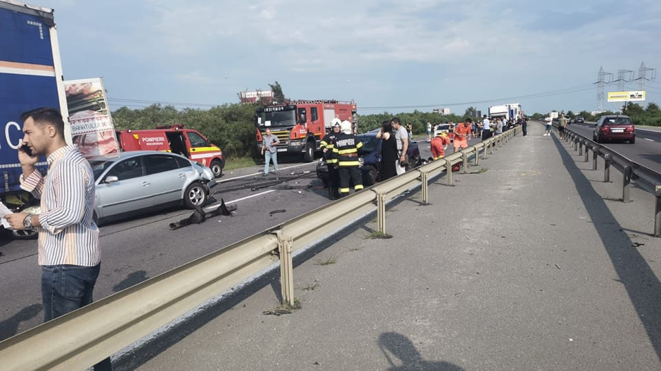 Carambol pe A1. Șapte mașini au fost implicate într-un accident. Sunt mai mulți răniți și un mort
