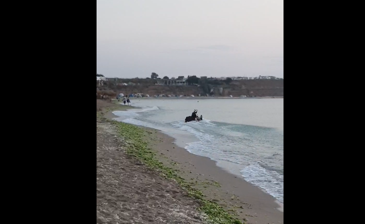 Video viral. Ce a pățit un tânăr care mergea cu motocicleta pe malul mării, în Vama Veche. „E prost, dar trebuie să-l ajut”