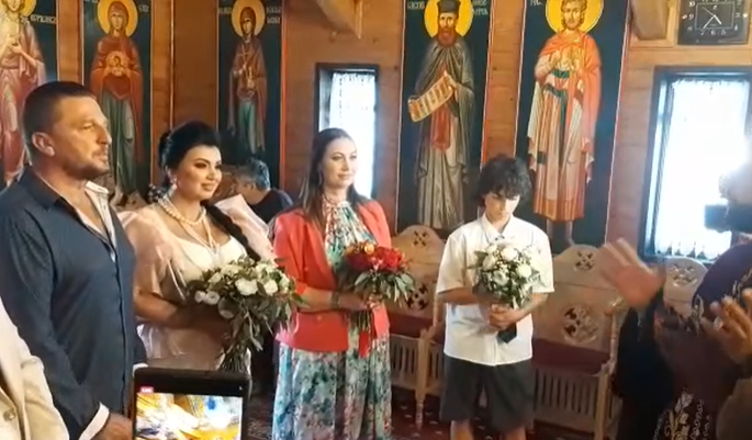 VIDEO Adriana Bahmuțeanu s-a logodit cu iubitul ei la biserică. Se cunosc de doar trei luni