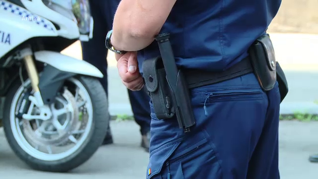 Doi motocicliști, urmăriți în trafic de poliție. Un ofițer a fost rănit de unul dintre fugari