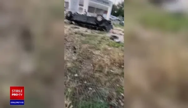 VIDEO Un bărbat a murit după ce a sărit cu mașina peste un sens giratoriu, la intrarea în Constanța