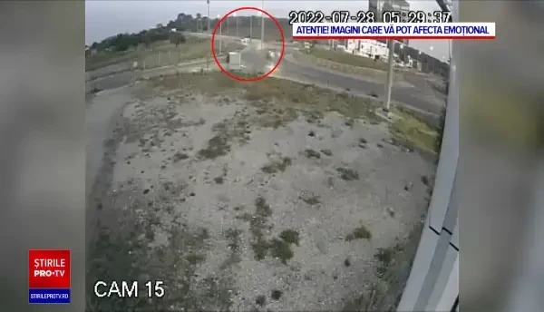VIDEO Un bărbat a murit după ce a sărit cu mașina peste un sens giratoriu, la intrarea în Constanța