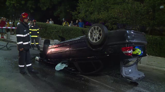 Un tânăr s-a răsturnat cu mașina în București după ce s-a izbit de refugiul unei stații tramvai