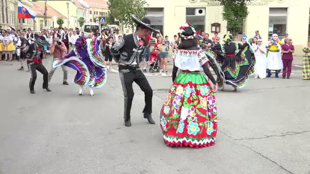 Sute de artiști din opt țări și-au prezentat tradițiile la Festivalul Internațional de Folclor din Aiud