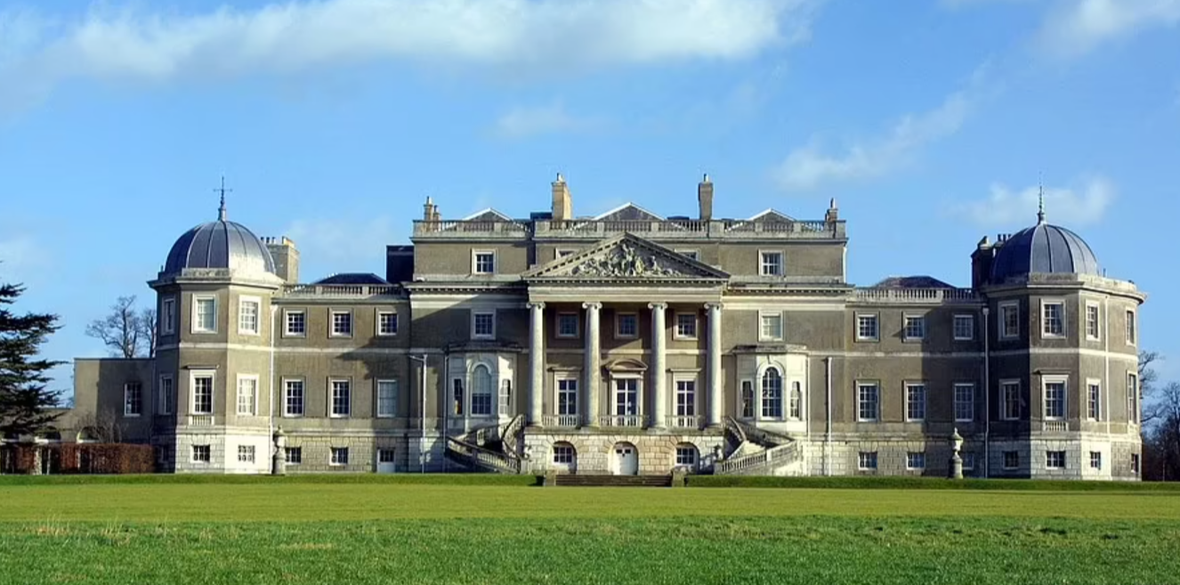 Conacul în care s-a filmat celebrul serial Bridgerton, în flăcări. VIDEO