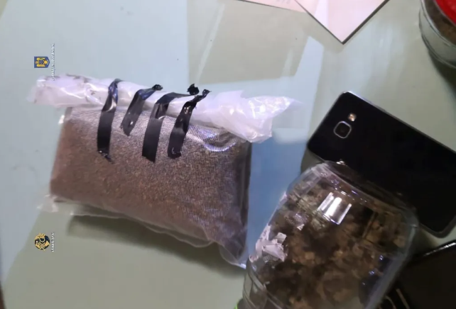 O femeie de 63 de ani și fiul său, trimiși în judecată pentru trafic de droguri. Ce s-a găsit în domiciliul lor