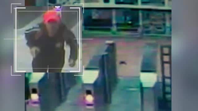 Patru femei, tâlhărite la metrou în București. Ce a pățit bărbatul care le-a smuls bijuteriile