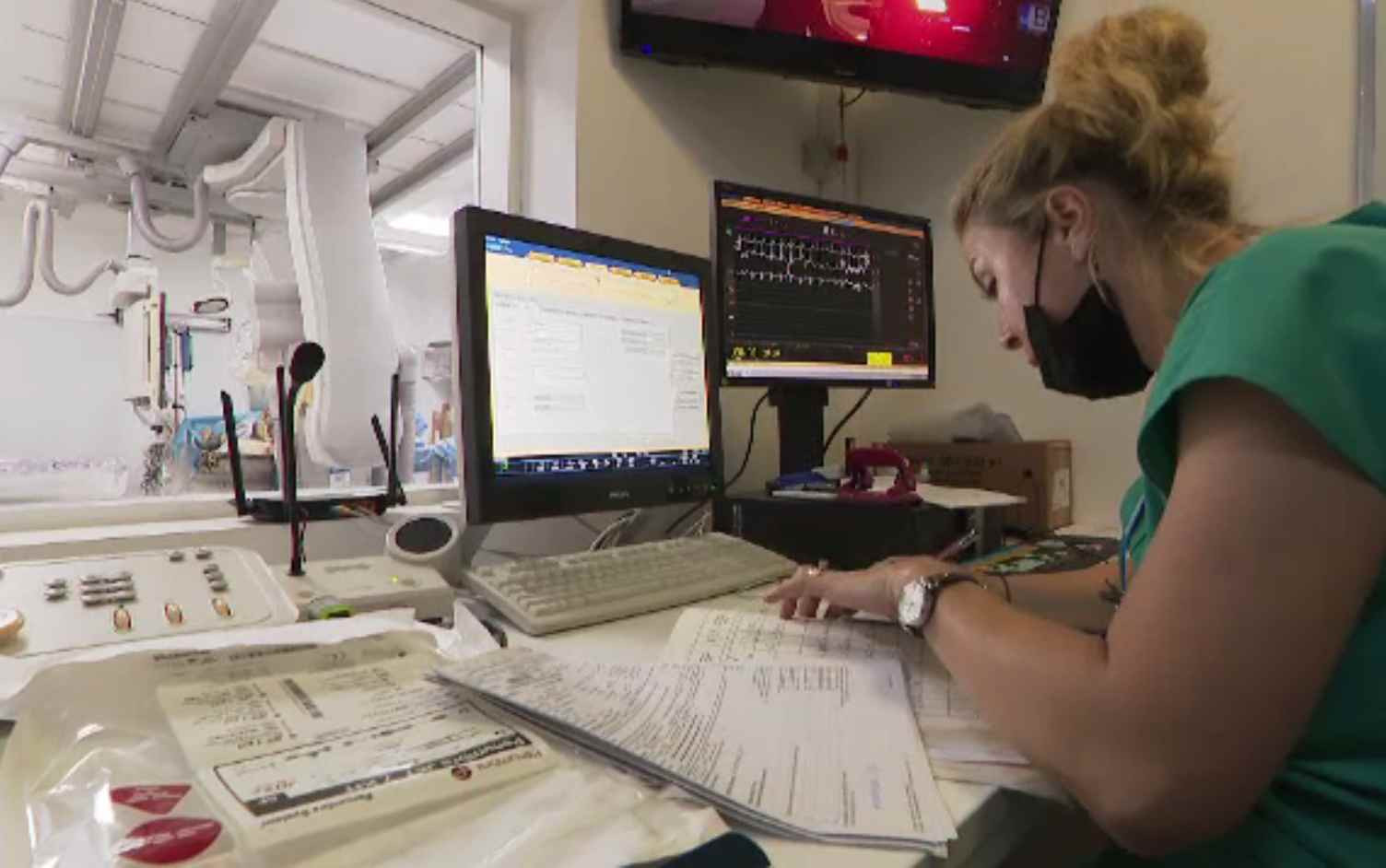 Un angajat plătește asigurări pentru alte două persoane. România este țara europeană cu cele mai multe scutiri de plată