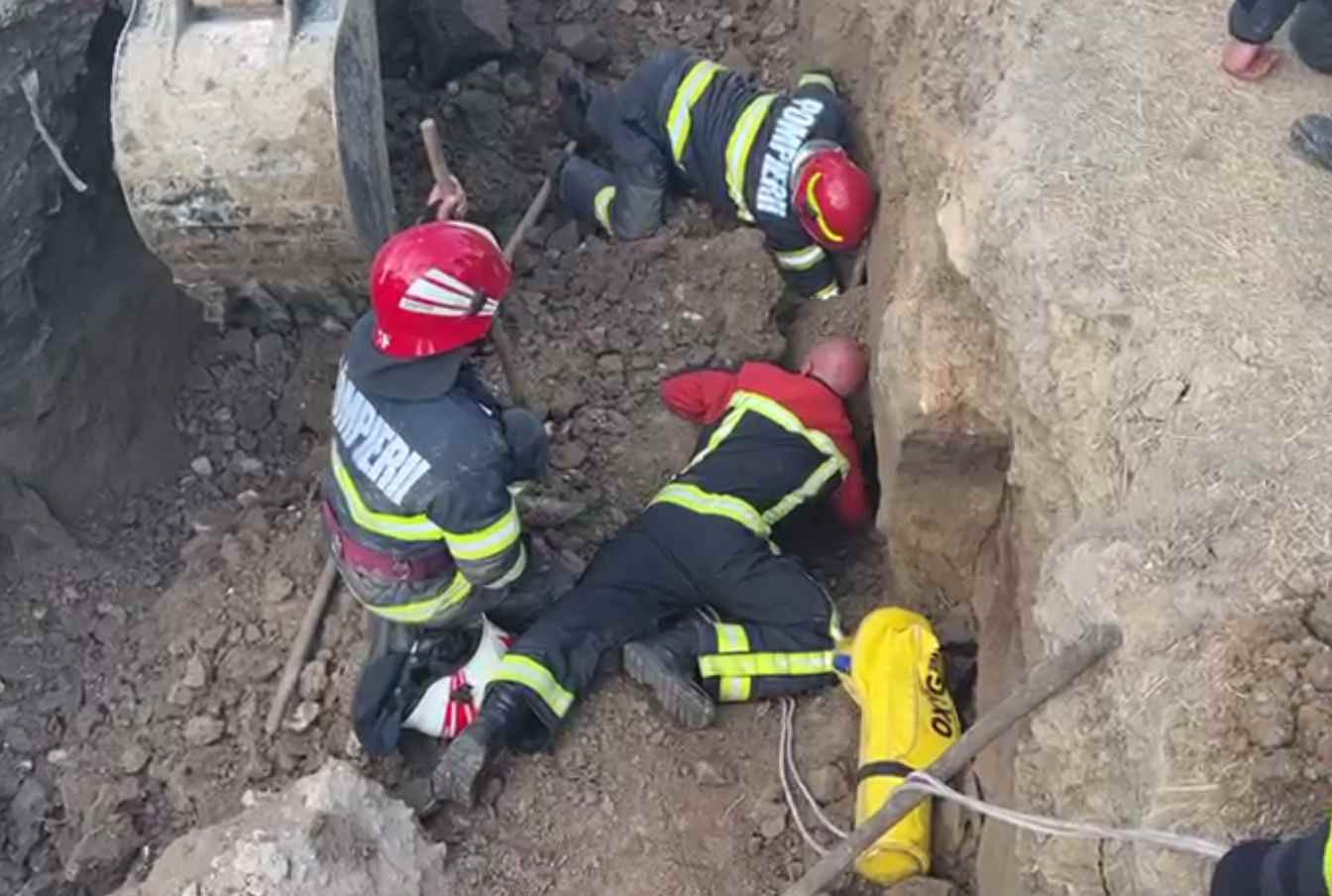 Doi muncitori, îngropați sub un mal de pământ la Castelu. Pompierii intervin „în condiții extreme”
