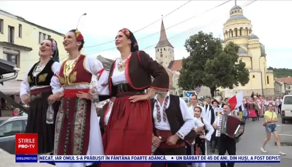 Sute de artiști din opt țări și-au prezentat tradițiile la Festivalul Internațional de Folclor din Aiud