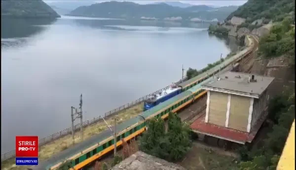 Trei trenuri CFR Călători staționează de ore întregi între Orșova și Gura Văii. Alte două, blocate din cauza unui copac