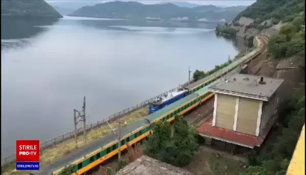 Noapte de coșmar pentru sute de călători. Trenurile în care se aflau au rămas blocate pe calea ferată