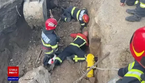 Doi muncitori, îngropați sub un mal de pământ la Castelu. Pompierii intervin „în condiții extreme”