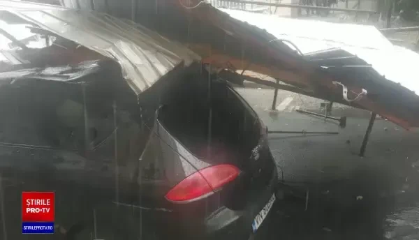 Un acoperiş şi arbori căzuţi peste autoturisme, în urma fenomenelor meteo extreme, la Focşani | GALERIE FOTO