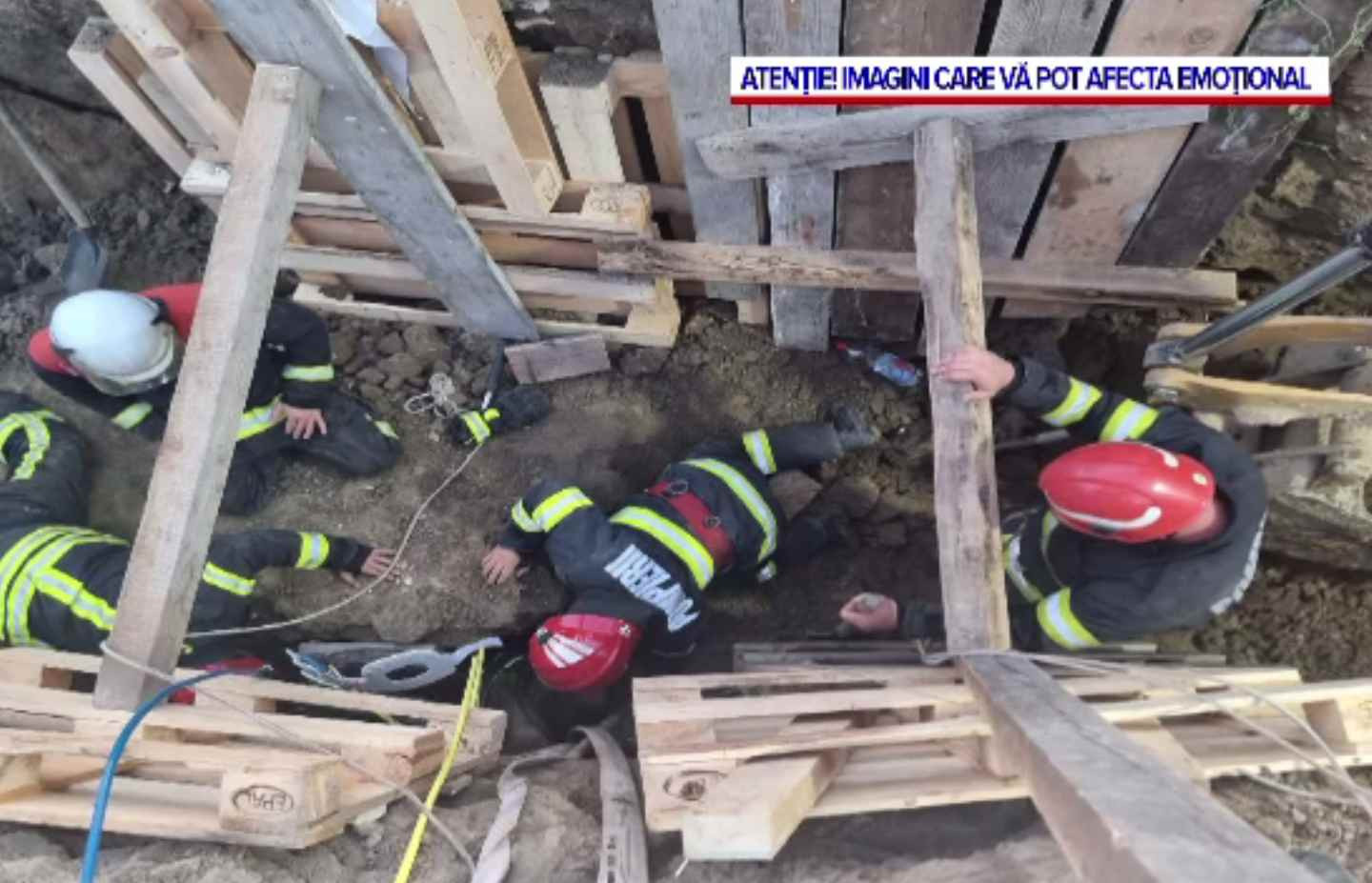 Muncitorul îngropat în malul de pământ, în Castelu, a fost scos după trei ore. Colegul lui a murit