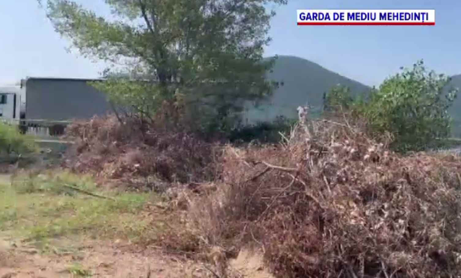 Firmă din Vâlcea amendată cu 15.000 de lei, după ce angajații au aruncat gunoiul colectat pe malul Dunării