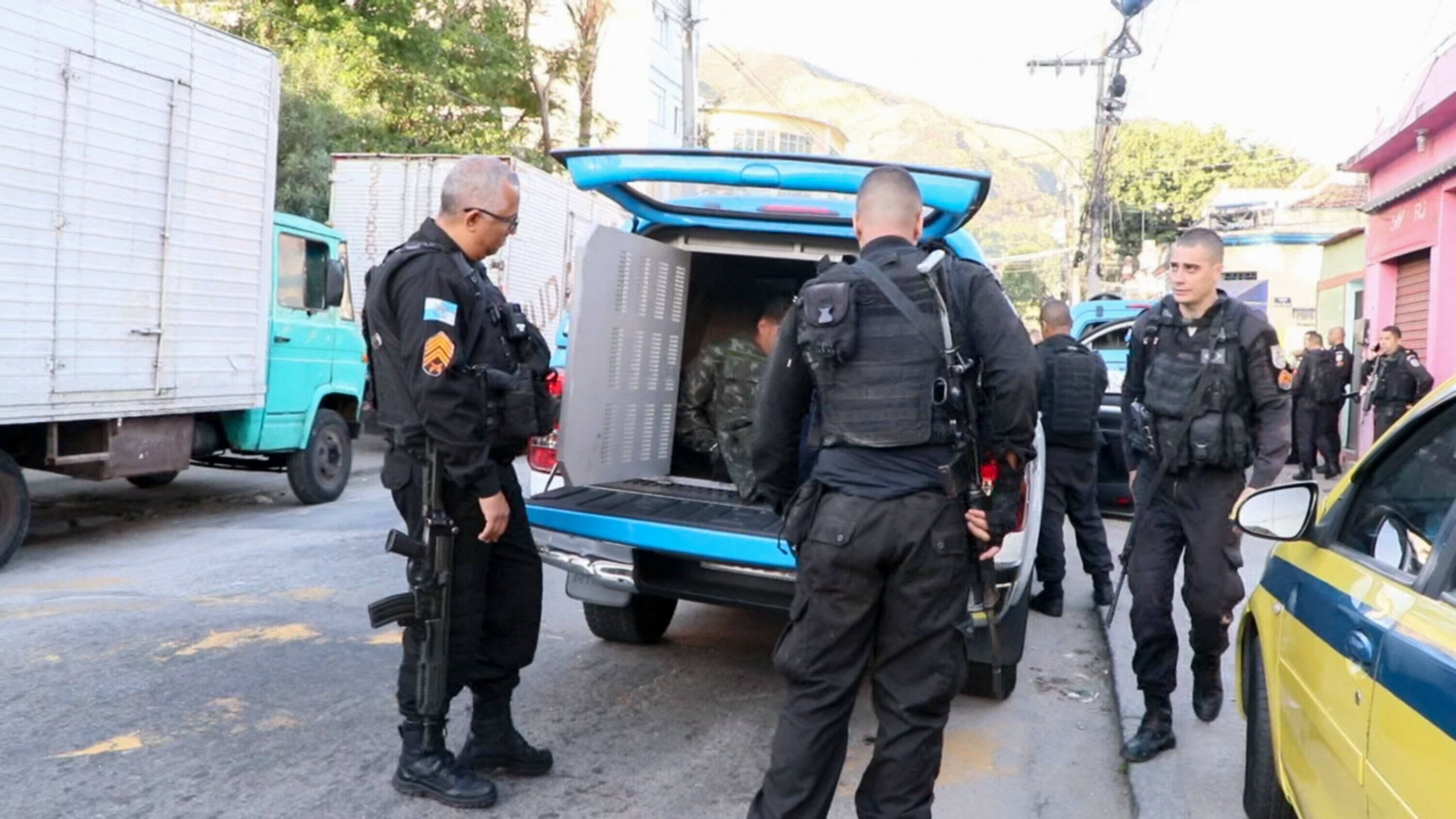 O femeie și copiii acesteia, sechestrați timp de 17 ani. Torționarul era poreclit „DJ” pentru că dădea muzica tare