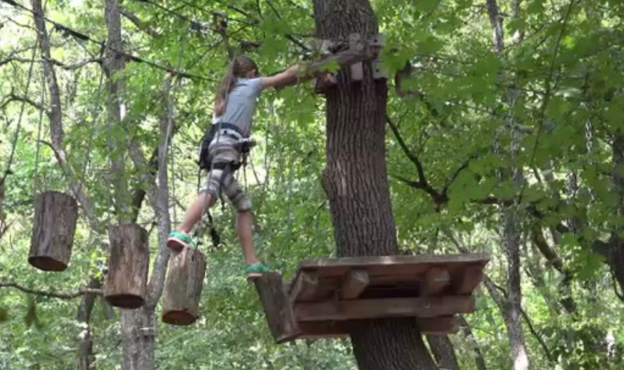 Parcurile de aventură, din ce în ce mai dorite de cei care aleg să fugă de agitația marilor orașe