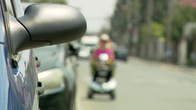 Un balansoar pentru persoanele cu dizabilităţi, blocat după ce a fost folosit de mai mulți copii, care s-au lovit