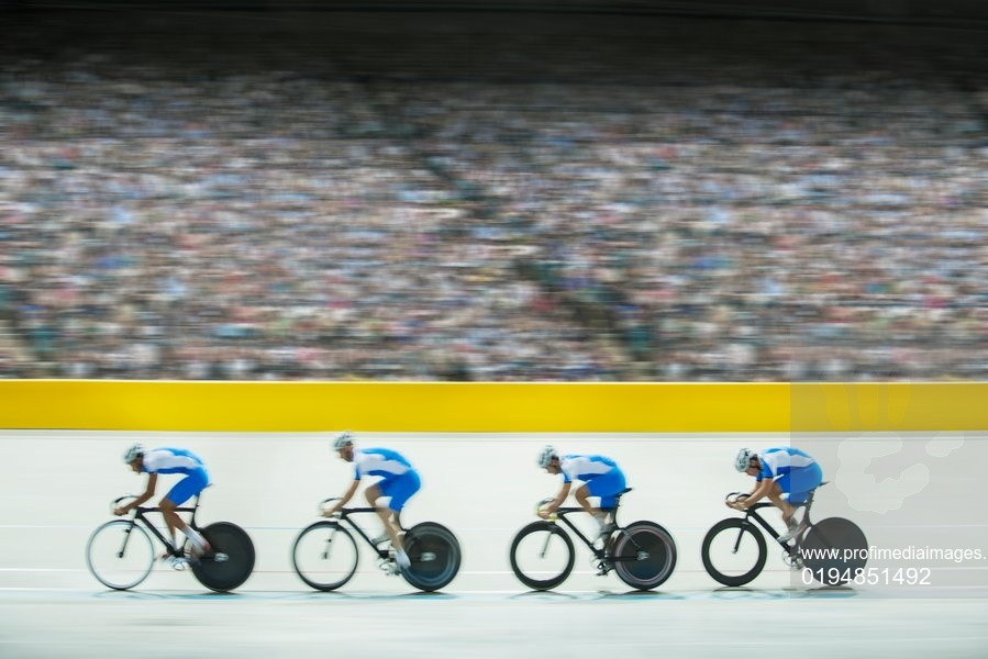 Momentul în care un ciclist este propulsat în public, în timpul unui concurs. Sportivul a fost grav accidentat | VIDEO