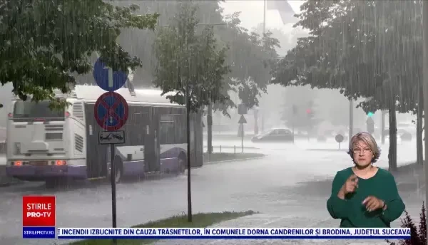 Furtunile au făcut prăpăd în România. Rafalele violente au atins peste 100 km/h. O fermă a fost lovită de trăsnet