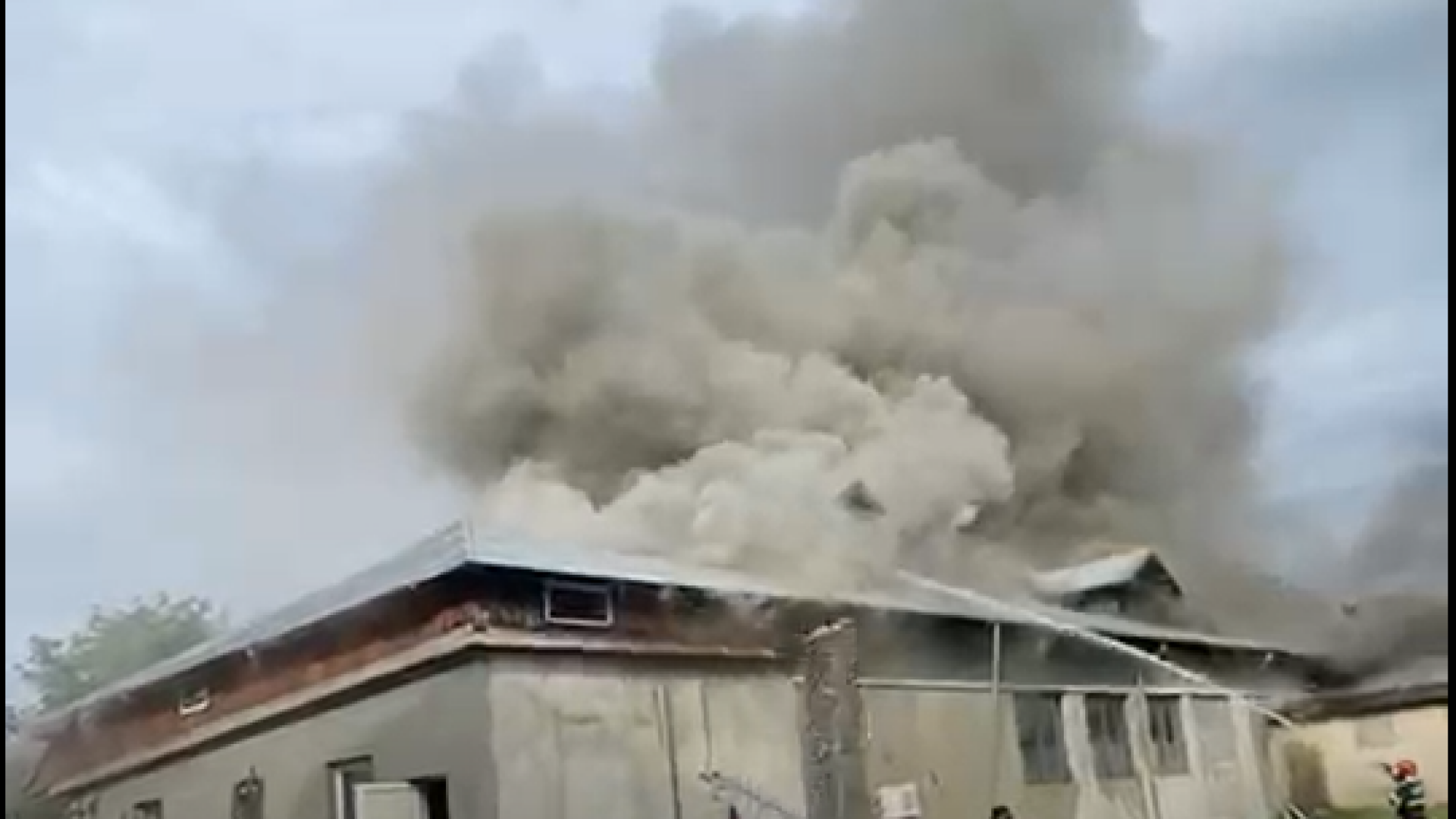 Incendiu la o fabrică de prelucrare a laptelui din Prahova: Se intervine cu cinci autospeciale | VIDEO