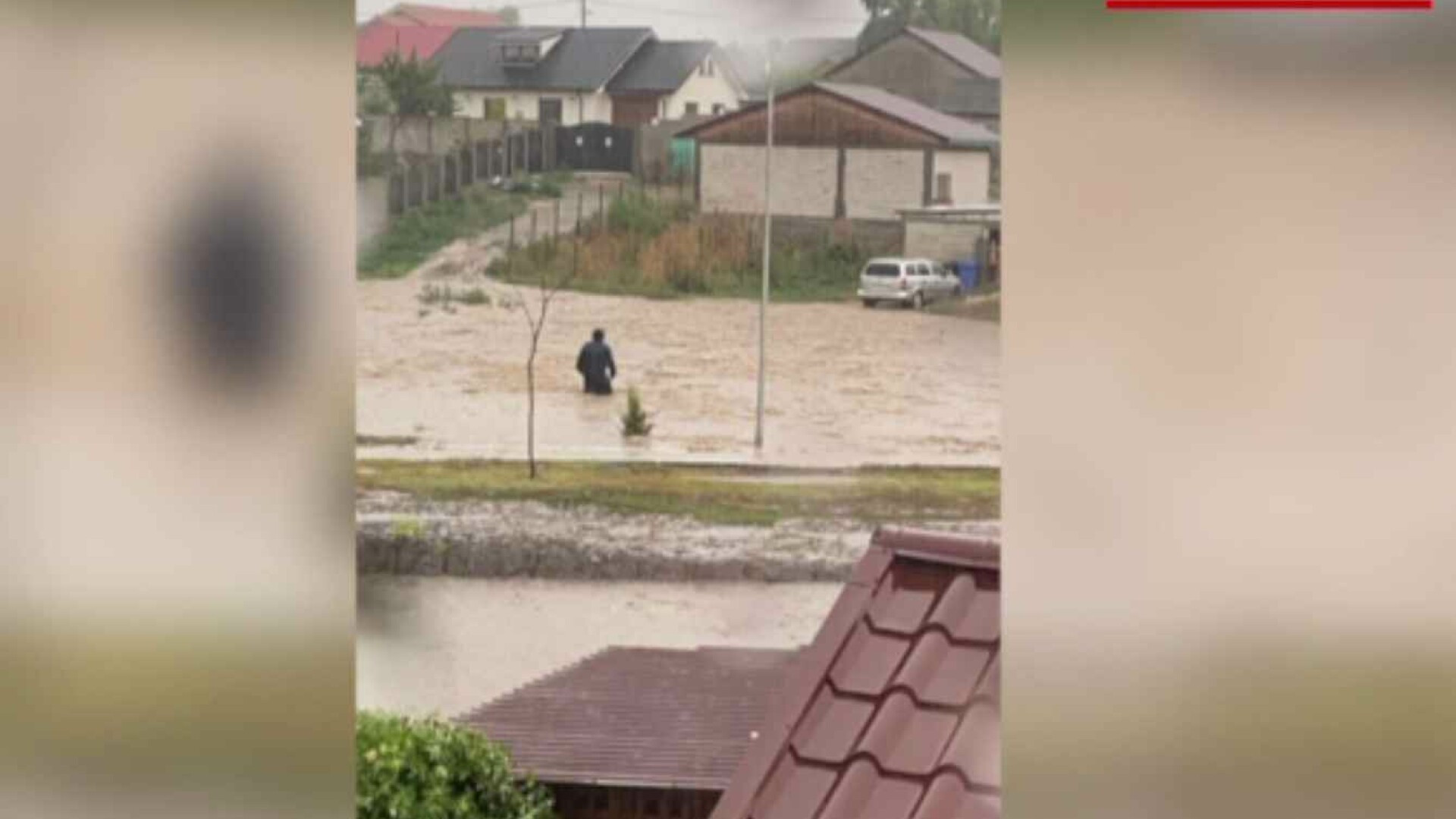 Inundații și vijelii puternice în 24 de județe, după caniculă. Pe alocuri, apa a ajuns la brâu