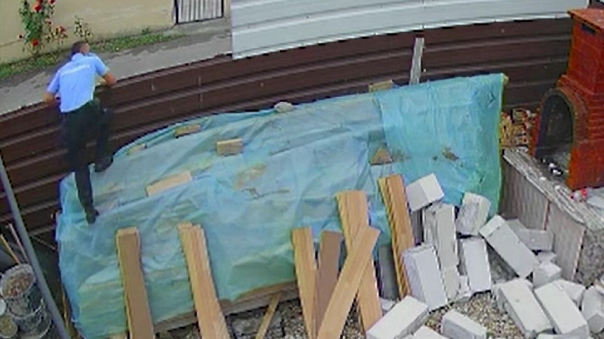 Război între vecini în Dâmbovița, după ce unii și-au construit casa prea aproape de a celorlalți